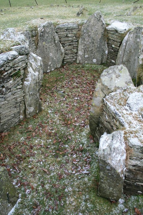 Capel Garmon (Chambered Cairn) by postman