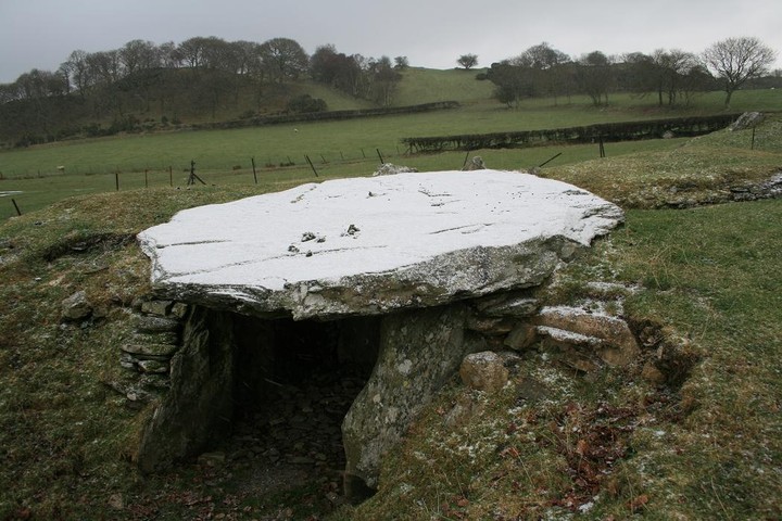 Capel Garmon (Chambered Cairn) by postman