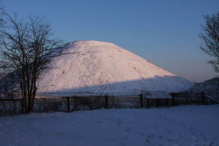 Silbury Hill (Artificial Mound) by photobabe