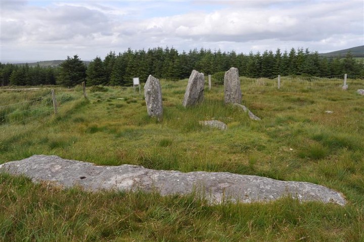 Knocknakilla (Stone Circle) by bogman