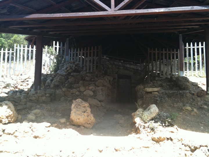 Mycenean tholos tomb near Poros, Kefalonia (Chambered Tomb) by Gruff
