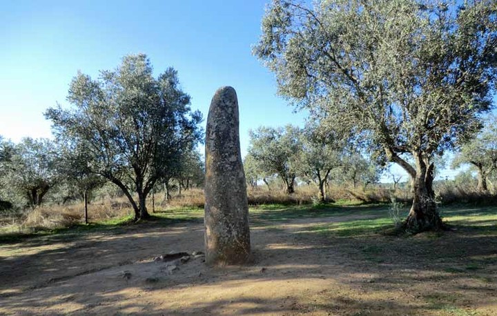 Menir dos Almendres (Standing Stone / Menhir) by baza