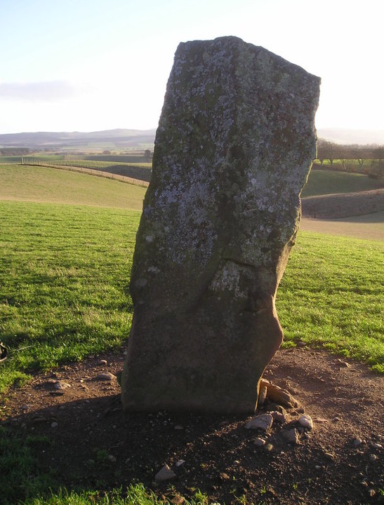 Airlie (Standing Stone / Menhir) by tiompan