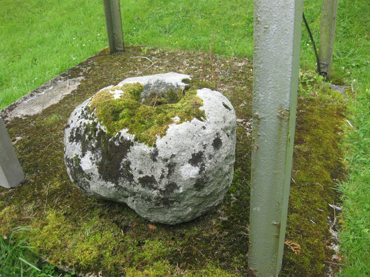 Gourtnahoula/Ballaghnatrillick (Bullaun Stone) by ryaner