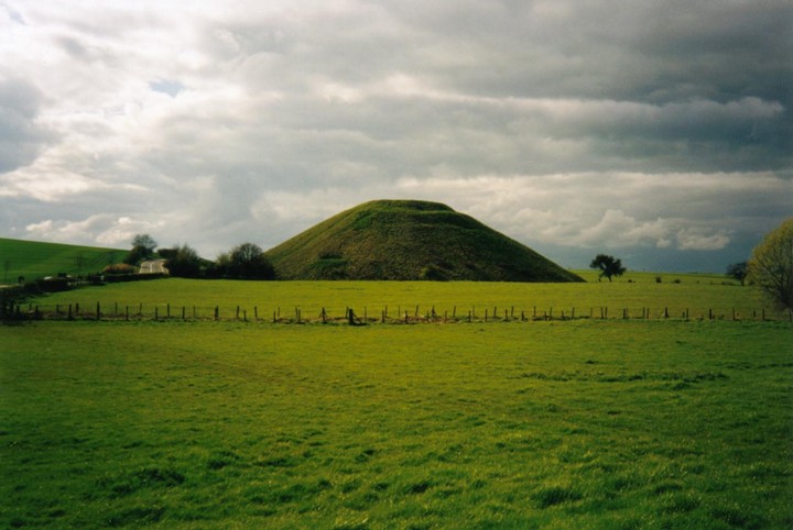 Silbury Hill (Artificial Mound) by Cursuswalker