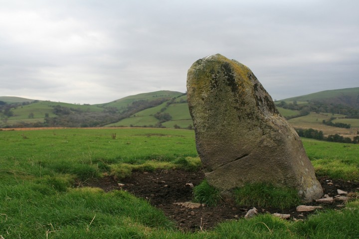 Cwm Maerdy (Standing Stone / Menhir) by postman