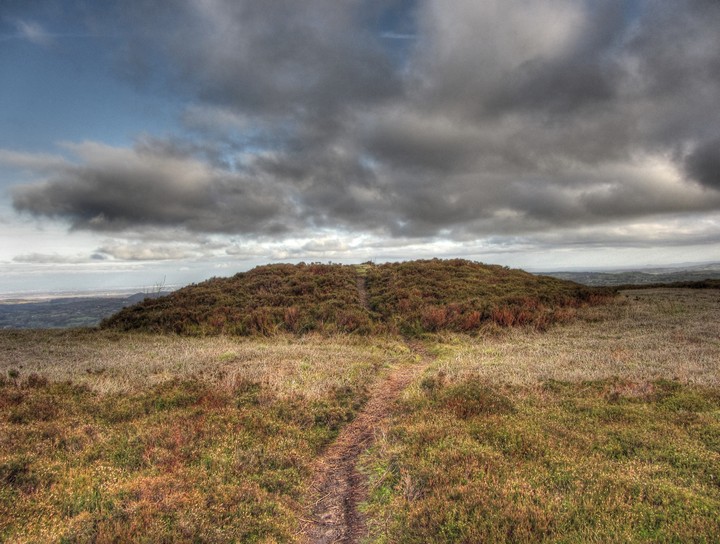 Moel Gyw (Round Barrow(s)) by thelonious