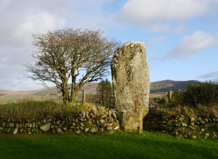 Glanbannoo Upper (Standing Stone / Menhir) by Meic