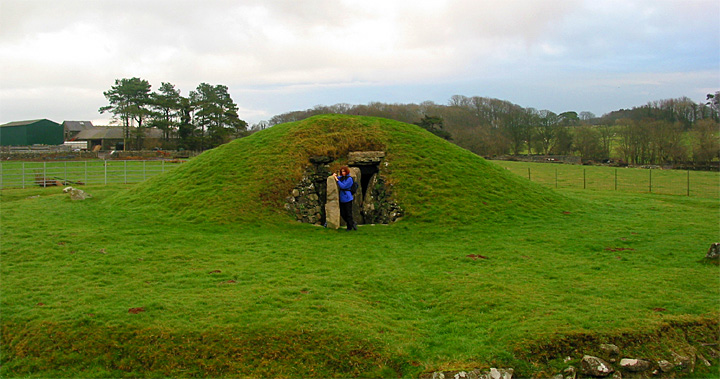 Bryn Celli Ddu (Chambered Cairn) by Holy McGrail
