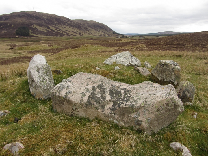 Cam Loch (Chambered Cairn) by thelonious