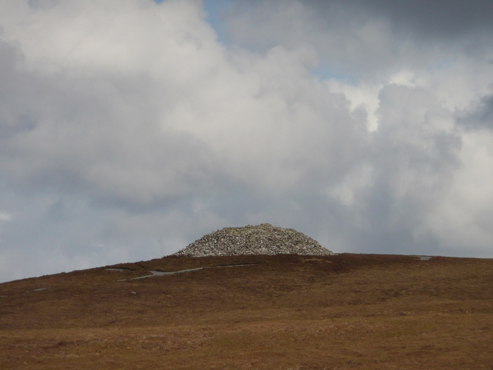 Barpa Langass (Chambered Cairn) by thelonious