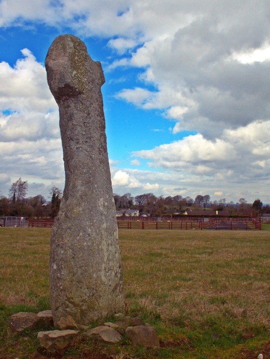 Baltracy (Standing Stone / Menhir) by muller