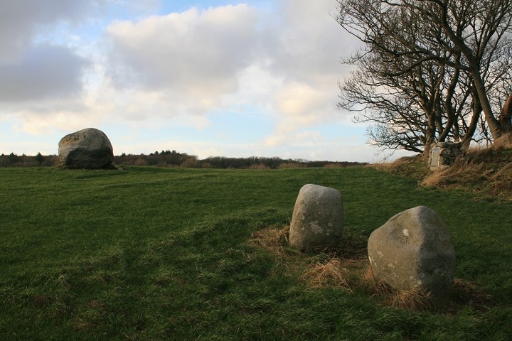 The Wren's Egg & Nest (Standing Stones) by postman