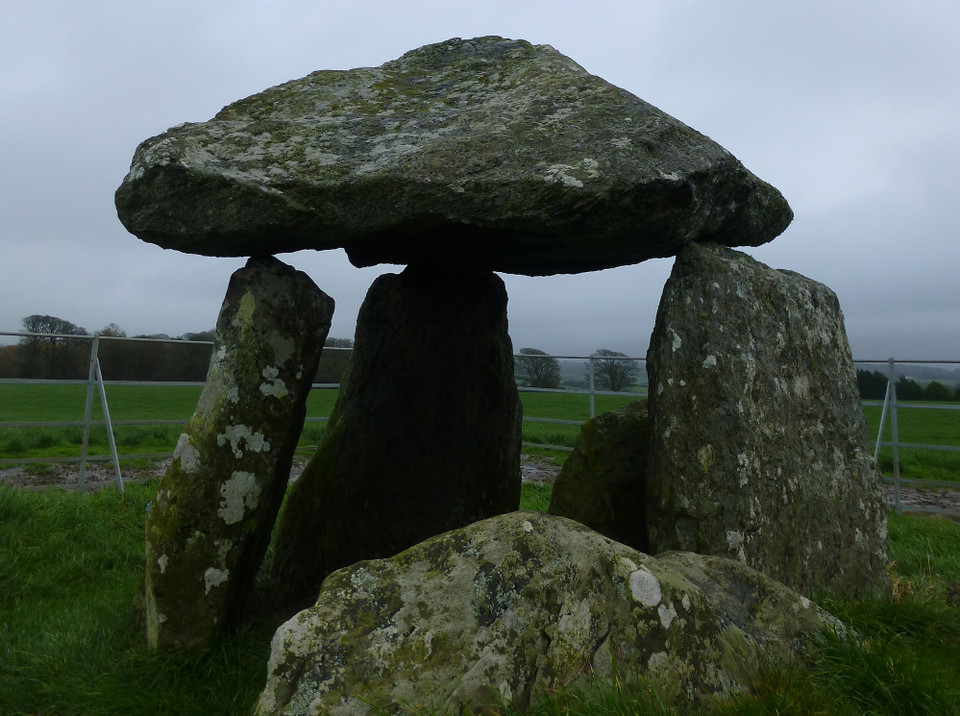 Bodowyr (Dolmen / Quoit / Cromlech) by thesweetcheat