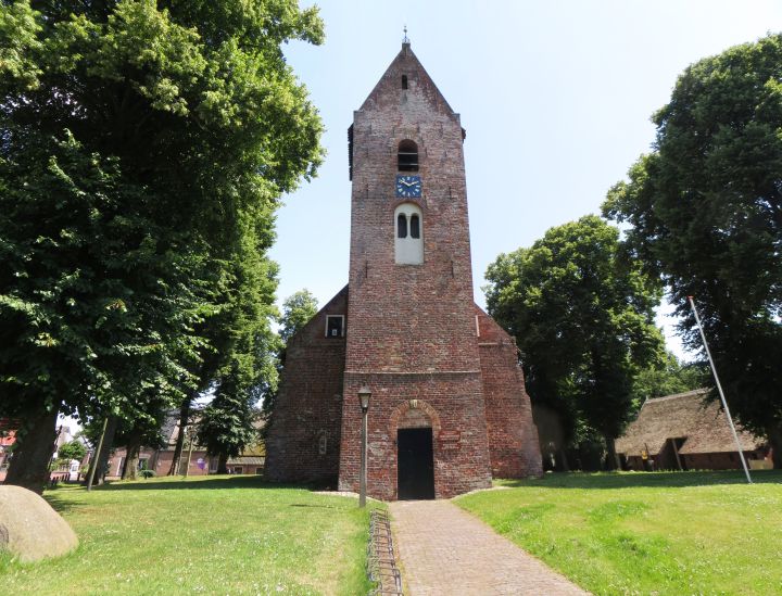 Norg Kerk (Hunebed) by LesHamilton
