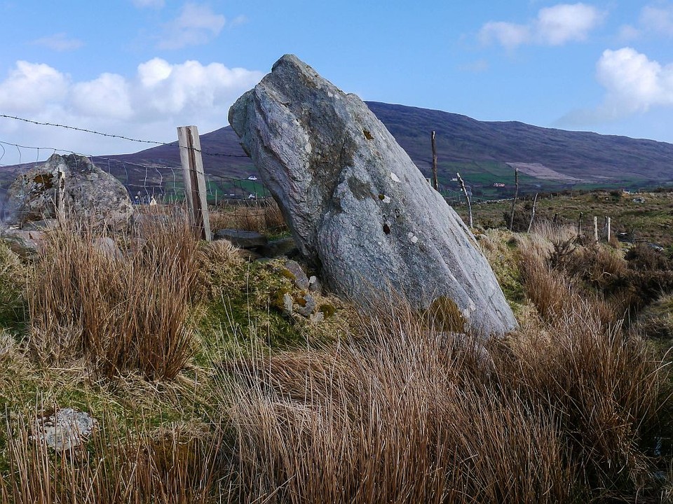 Ardacluggin (Standing Stone / Menhir) by Meic