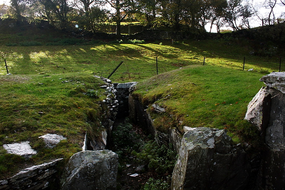 Capel Garmon (Chambered Cairn) by GLADMAN