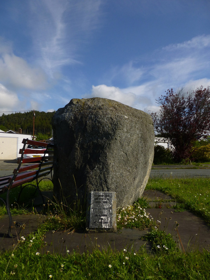 Maen Llwyd (Machynlleth) (Standing Stone / Menhir) by thesweetcheat