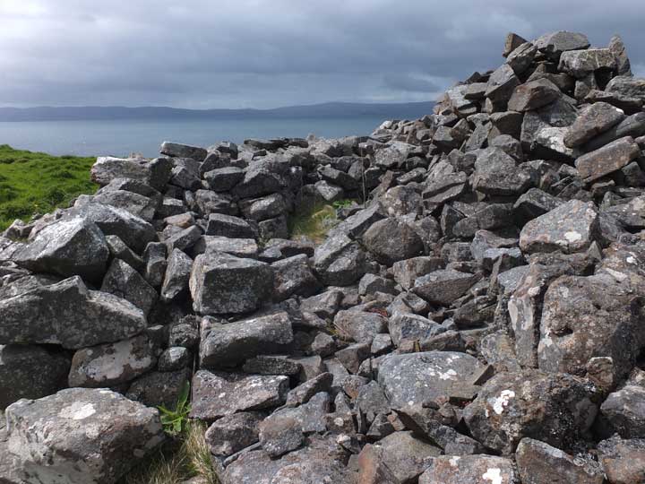 Dun Skudiburgh (Stone Fort / Dun) by LesHamilton