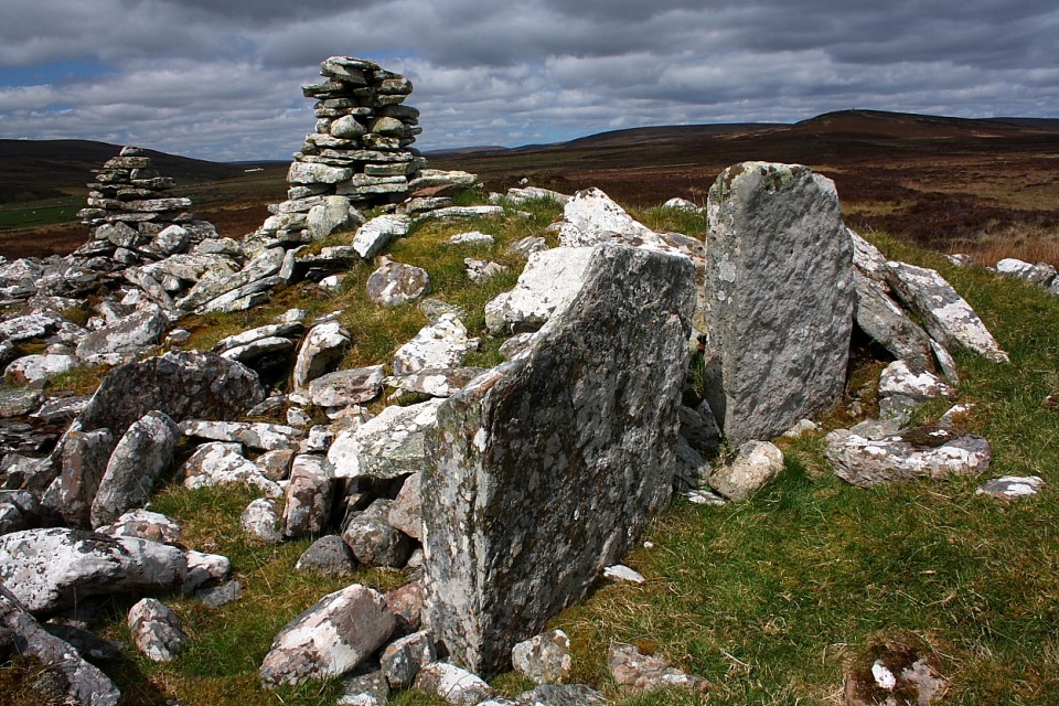 Carn Liath (Chambered Cairn) by GLADMAN