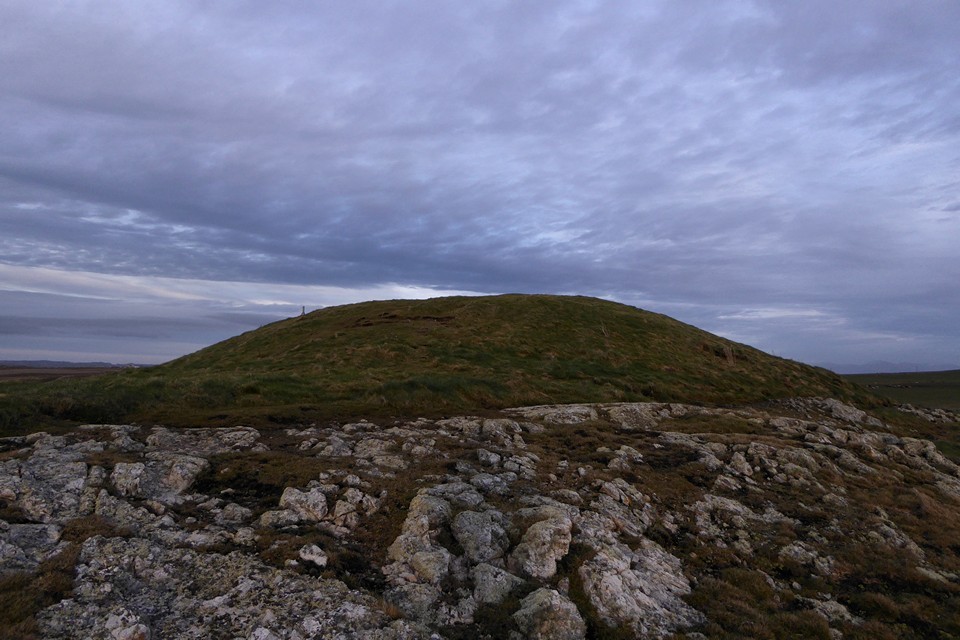 Barclodiad-y-Gawres (Chambered Cairn) by thesweetcheat