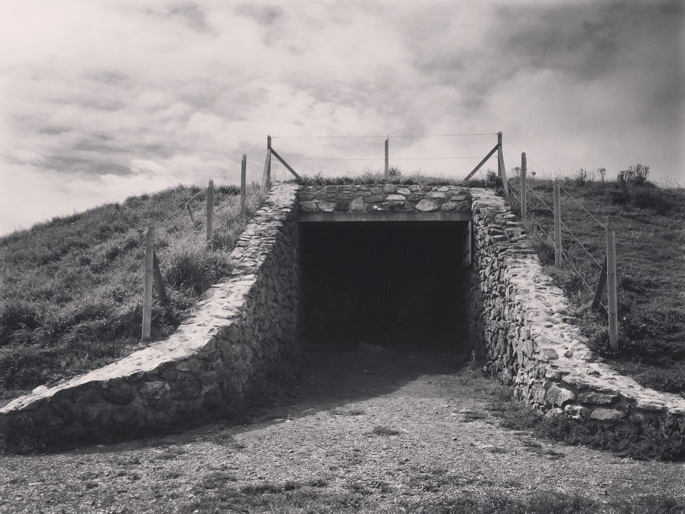 Barclodiad-y-Gawres (Chambered Cairn) by texlahoma