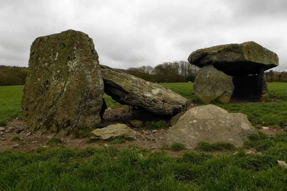 Presaddfed (Dolmen / Quoit / Cromlech) by thesweetcheat