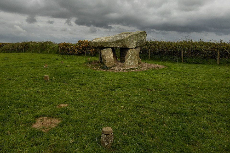 Ty Newydd (Dolmen / Quoit / Cromlech) by thesweetcheat