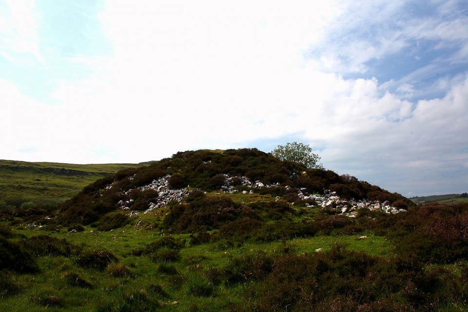 Carn Liath, Kensaleyre (Chambered Cairn) by GLADMAN