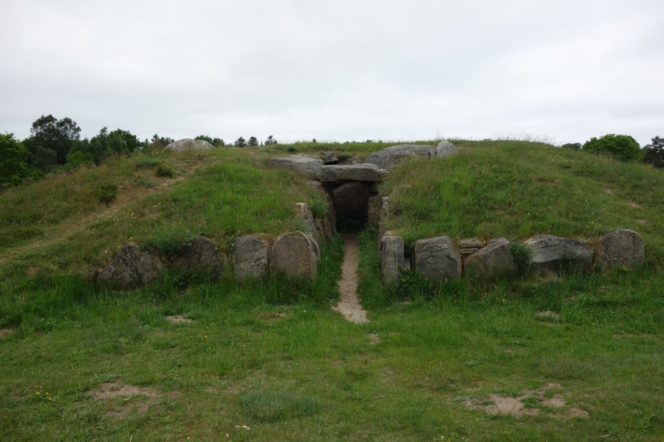 Tustrup Fællesgrav (Jættestue) by costaexpress