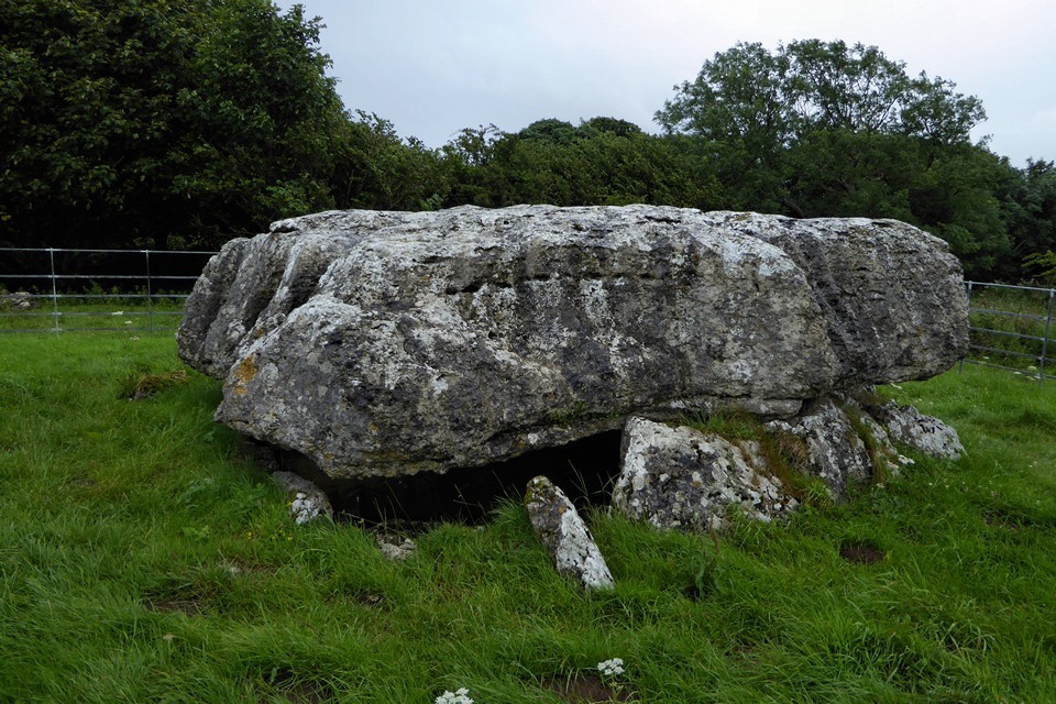 Lligwy (Dolmen / Quoit / Cromlech) by thesweetcheat