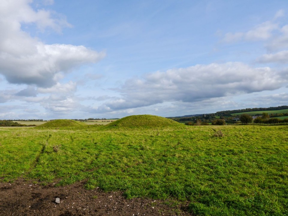 Overton Hill (Barrow / Cairn Cemetery) by Meic