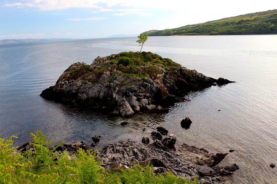 Dun Beag (Loch Slapin) (Stone Fort / Dun) by GLADMAN