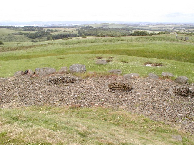 Cairnpapple (Henge) by pebblesfromheaven