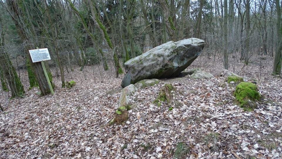 Lüdelsen 5 (Chambered Tomb) by Nucleus