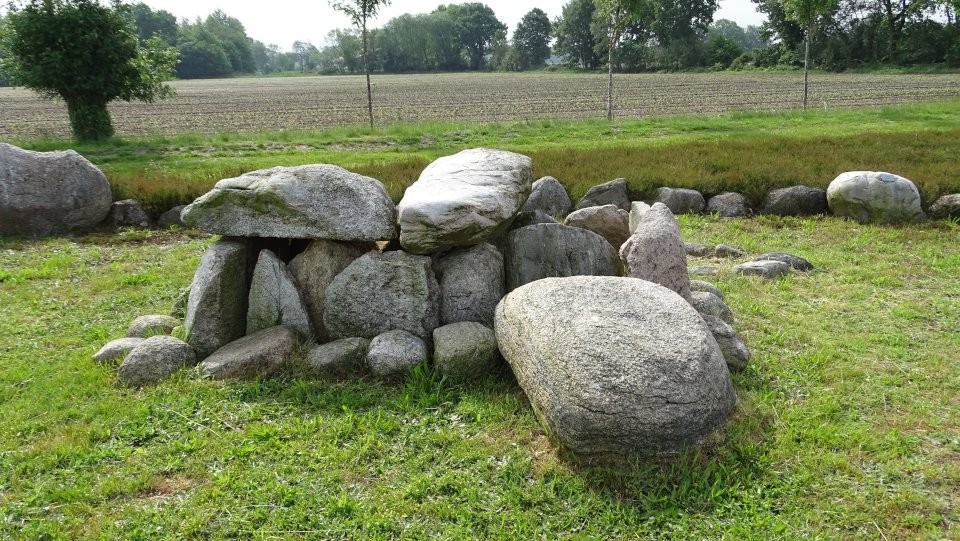 Anderlingen - Stone Cist (Reconstruction) (Cist) by Nucleus