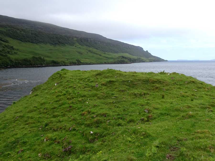 Cnoc Na Cairidh (Stone Fort / Dun) by LesHamilton
