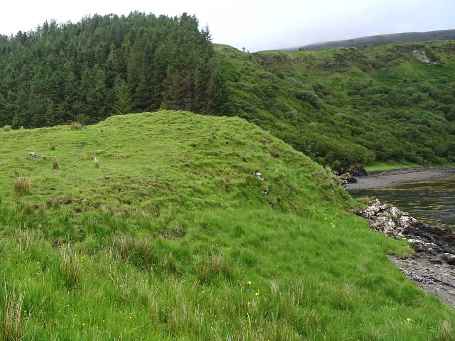 Cnoc Na Cairidh (Stone Fort / Dun) by LesHamilton