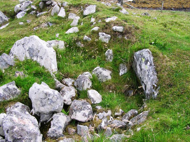 Dun Na Carnaich (Chambered Tomb) by drewbhoy