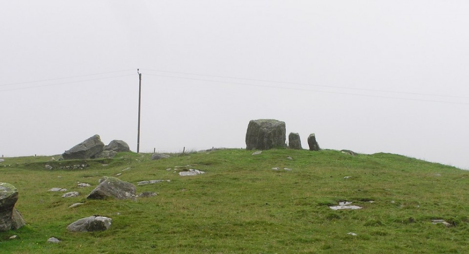 Cnoc Na Greana (Chambered Cairn) by drewbhoy