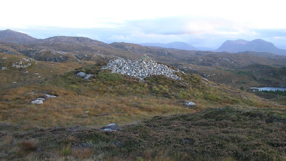 Cnoc An Daimh (Chambered Cairn) by drewbhoy