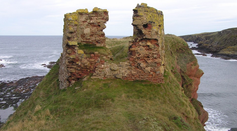Dundarg (Cliff Fort) by drewbhoy
