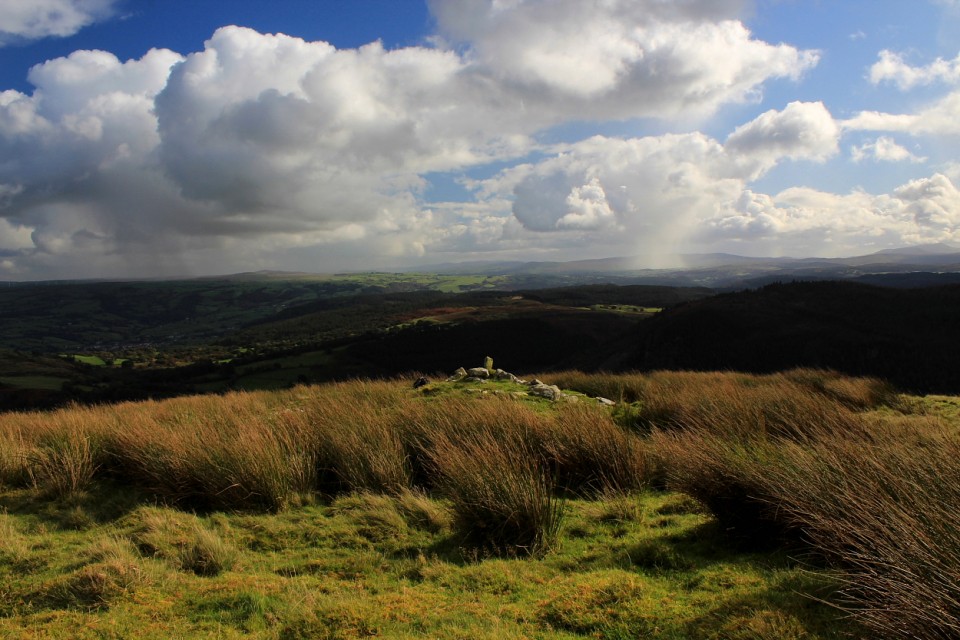 Lledwigan Cairn, Cefn Cyfarwydd, Y Carneddau (Round Cairn) by GLADMAN