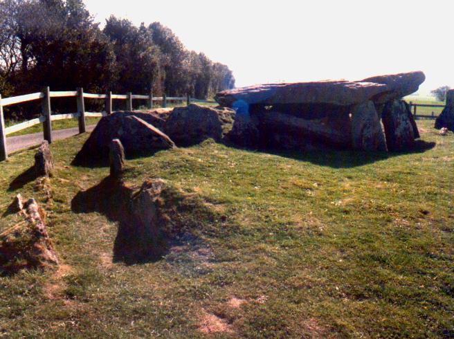Arthur's Stone (Dolmen / Quoit / Cromlech) by Moth