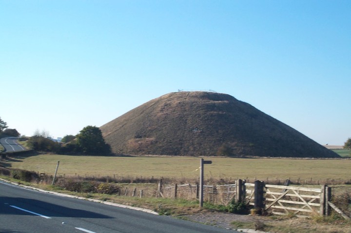 Silbury Hill (Artificial Mound) by juswin