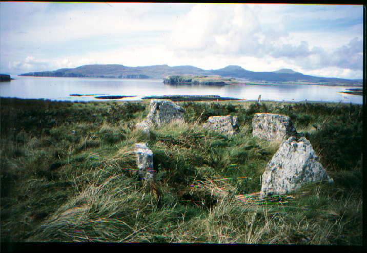 Cnoc Ullinish (Chambered Tomb) by greywether