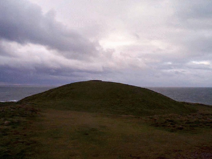 Barclodiad-y-Gawres (Chambered Cairn) by calimero