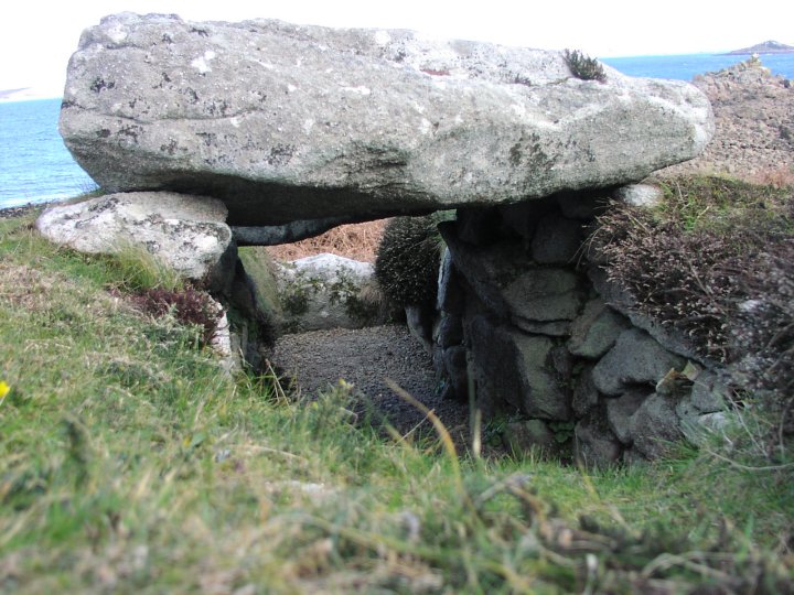 Innisidgen Lower (Chambered Cairn) by Moth