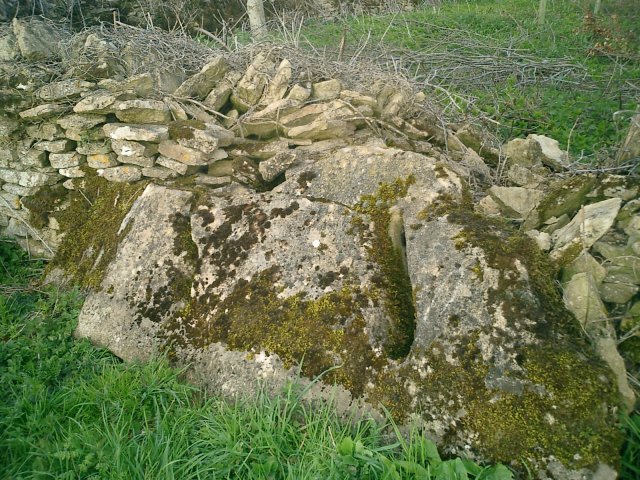 Hangman's Stone, Hampnett (Holed Stone) by notjamesbond