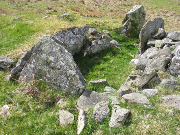 Port Sonachan (Chambered Cairn) by greywether
